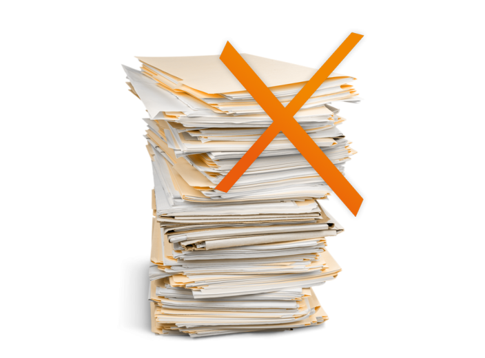 Foto von einem Papierstapel der mit einem Kreuz durchgestrichen ist