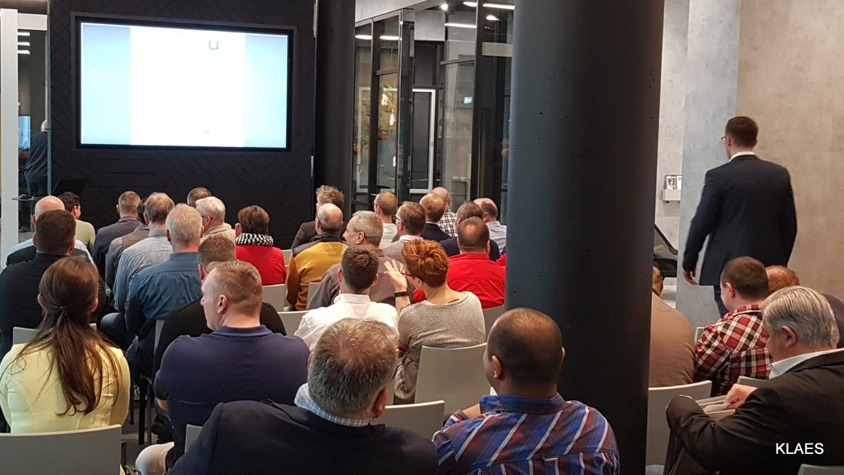 下图2：旭格法兰克福展厅与会的经销商